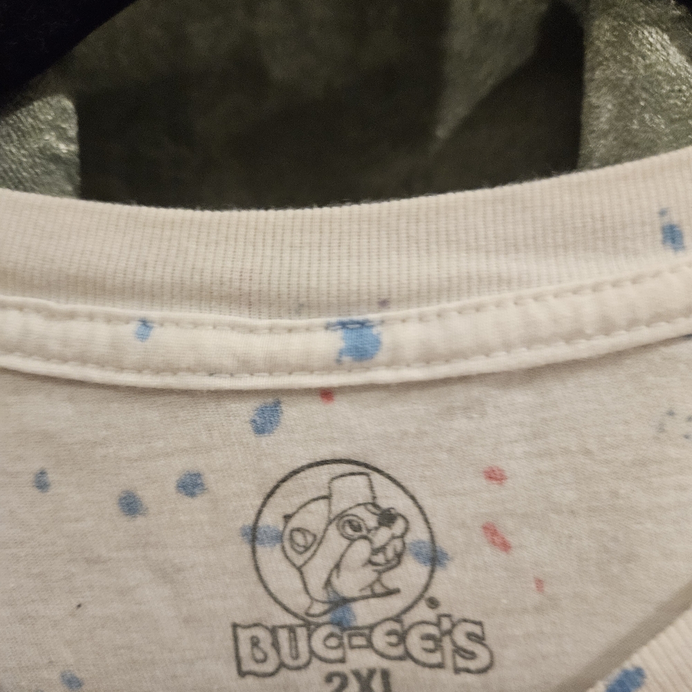 Buc-Ees Shirt With Patriotic Colors - Picture 2 of 3